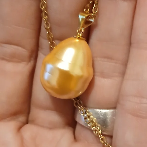 Golden Huge Pearl - Picture 4 of 4